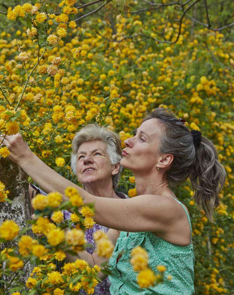 Deux femmes dans un champ de fleurs
